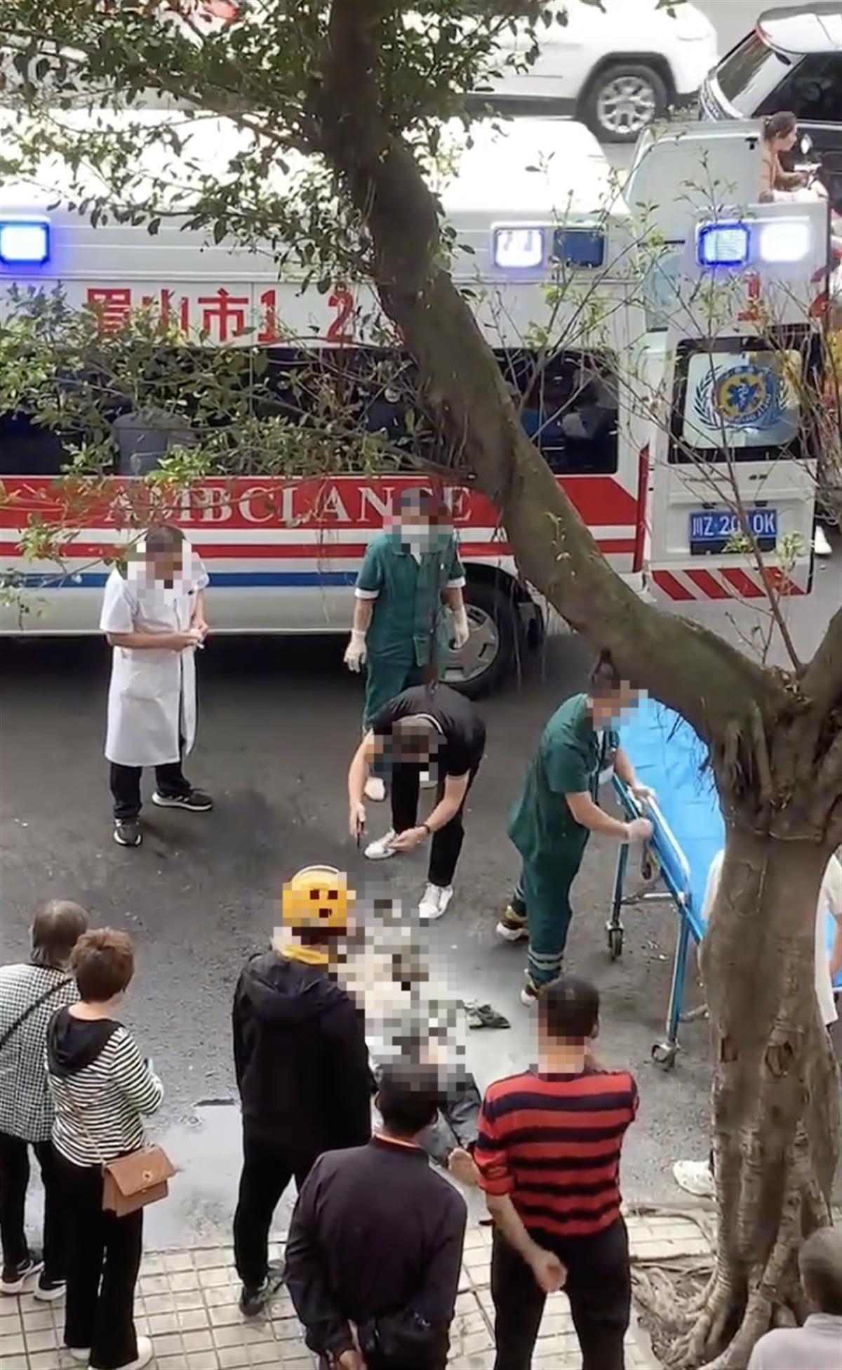男子点燃地上汽油时意外烧火狐电竞平台伤自己热心市民用灭火器扑救官方：还在医院治疗